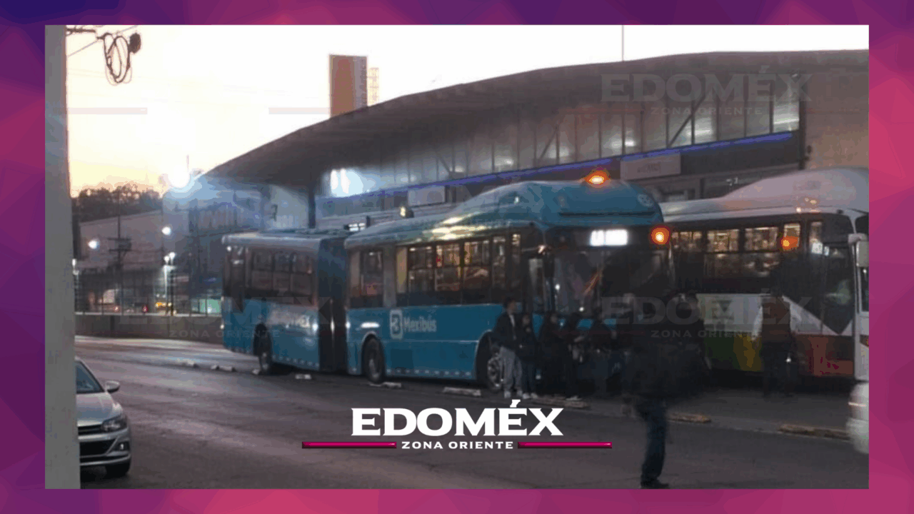 UNIDAD DEL MEXIBÚS SE PARTE EN DOS EN ECATEPEC; PIDEN TOMAR PRECAUCIONES