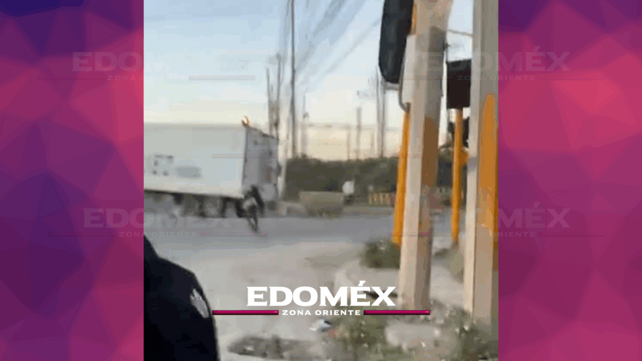 TRÁILER ATORADO EN ENTRADA A LA MEXIQUENSE, CERCA DE LA CENTRAL DE ABASTOS DE TULTITLÁN