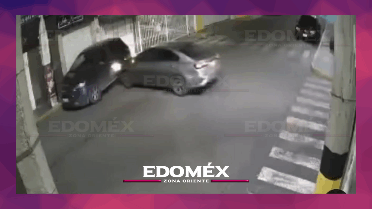 CONDUCTOR SE DA A LA FUGA TRAS CHOCAR AUTO EN TEXCOCO