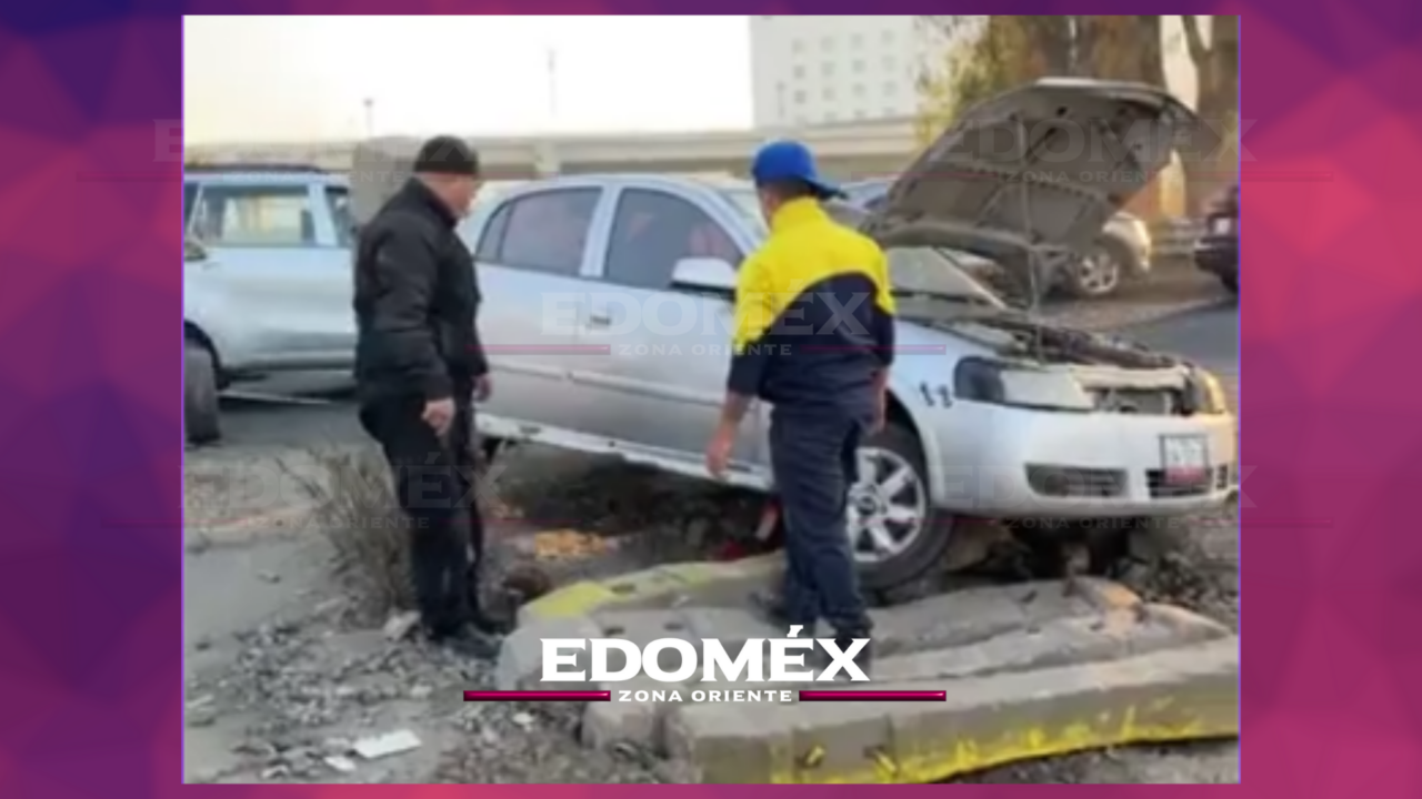 VEHÍCULO QUEDA ATORADO EN VÍAS DEL TREN EN AVENIDA CENTRAL, ECATEPEC