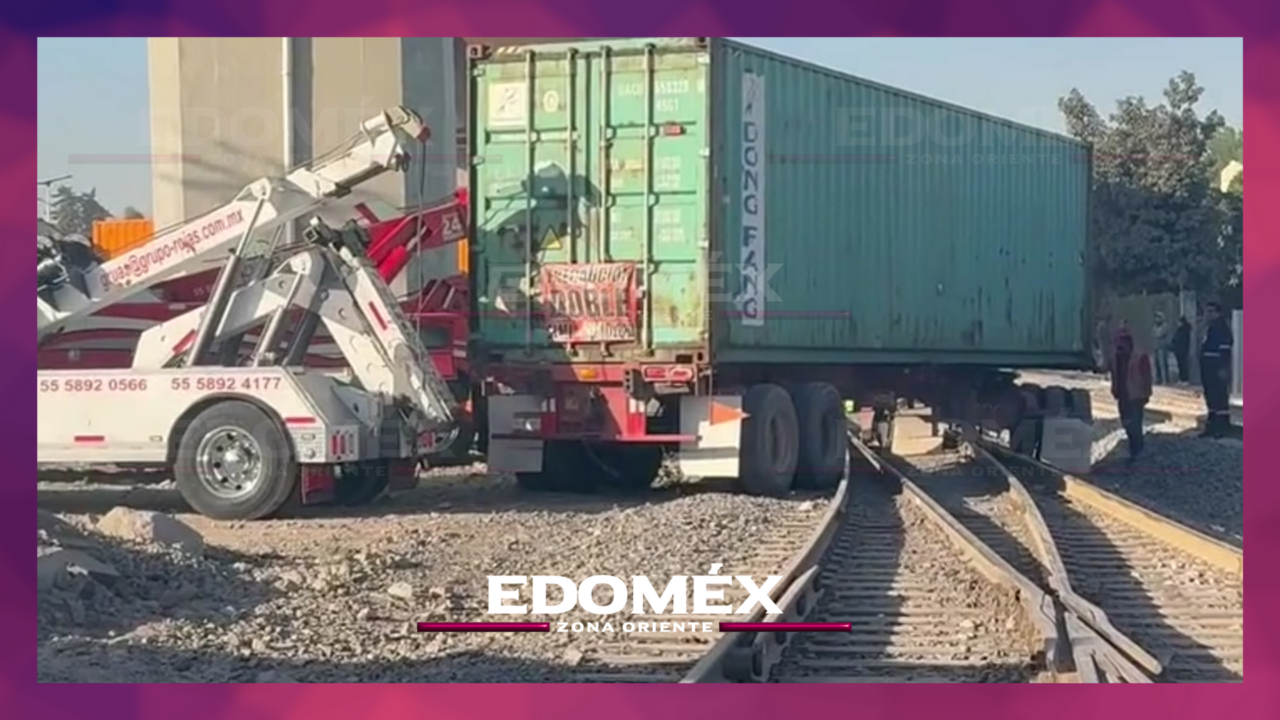 TRACTOCAMIÓN QUEDA ATORADO EN VÍAS DEL TREN EN TULTEPEC